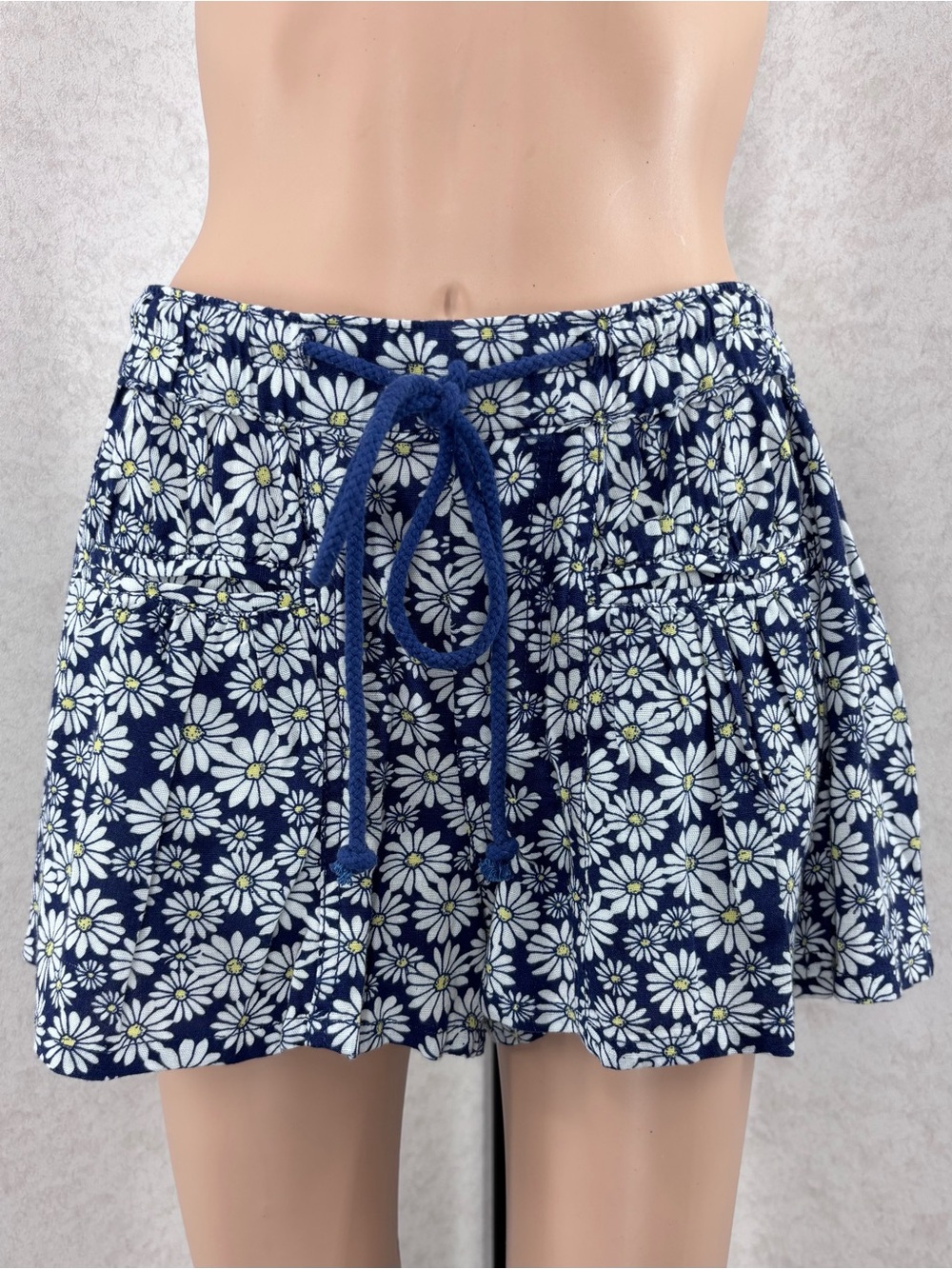 Free People NWT Offbeat Navy Daisy Print Pull-On Drawstring Waist Shorts, Small